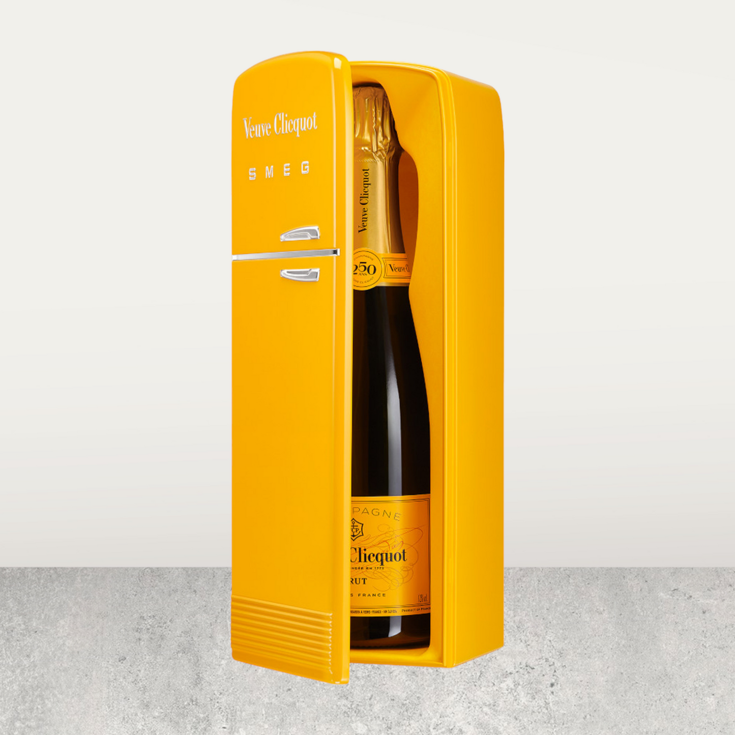 VEUVE CLICQUOT YELLOW LABEL BRUT FRIDGE X SMEG - Limited Edition Gift box with bottle - 75 cL